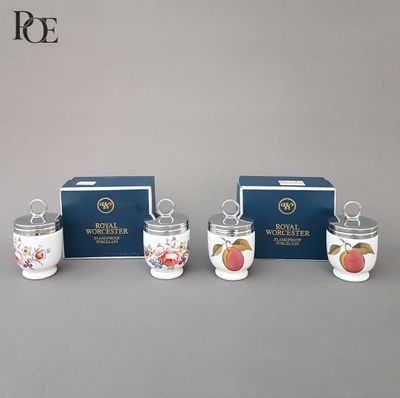 trois tasses et une boîte de thé sont posées sur une table