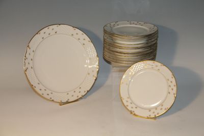 Service à dessert en porcelaine blanche et dorée comprenant: