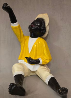 une figurine représentant un homme assis par terre