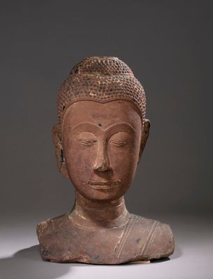 statue représentant la tête d'une personne coiffée d'un chapeau