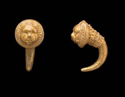deux boucles d'oreilles en or ornées d'une tête de lion et d'une tête de lion