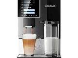 une machine à café noir dans laquelle on verse du lait