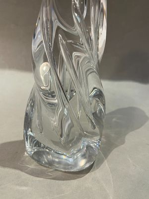 un vase en verre posé sur une table