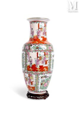 un vase posé sur un support sur une surface blanche