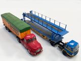 deux camions miniatures placés l'un à côté de l'autre sur une surface blanche