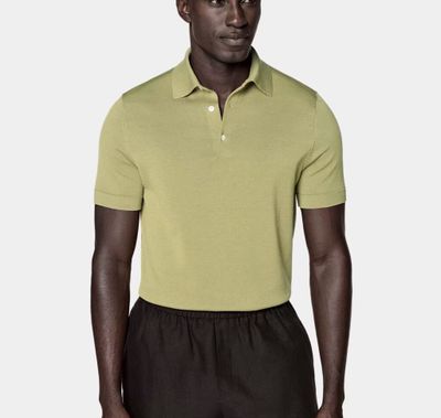 l'homme en chemise jaune prend la pose devant l'appareil photo