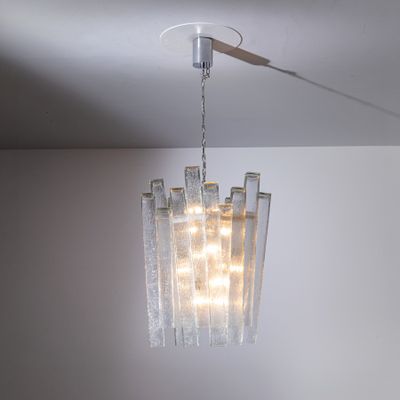 un lustre en verre suspendu au plafond d'une pièce