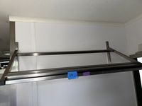 Etagère en inox permettant d'égoutter la vaisselle avec trou…
