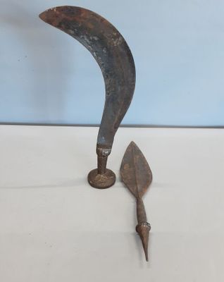 une paire de vieux outils posés sur une table blanche