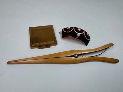 une paire de ciseaux et un peigne posés sur une table