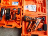 deux caisses orange posées par terre, contenant des outils