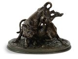 sculpture en bronze représentant deux taureaux en train de se battre, posée sur un socle