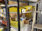 une étagère remplie de denrées alimentaires et de fournitures dans un entrepôt