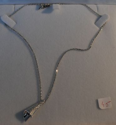 collier en argent muni d'un fermoir et d'une chaîne, posé sur un fond blanc