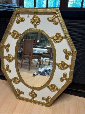 Miroir ovale dans un encadrement à pans coupés, laqué blanc …