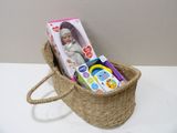 un panier rempli de jouets et d'articles pour bébé posé sur une table
