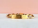 un bracelet plaqué or avec un nom gravé dessus