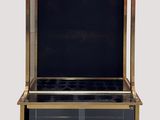 une vitrine noire et dorée dotée d'une porte vitrée