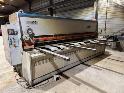 une image d'une machine dans un entrepôt