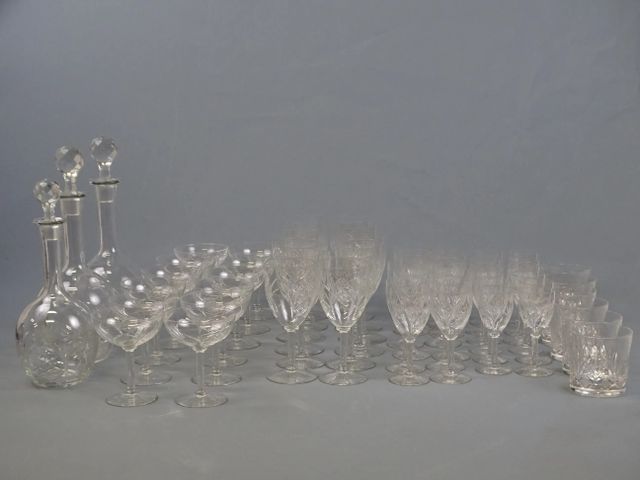 Service de verres en cristal : 12 verres à eau, 12 verres à vin, ...