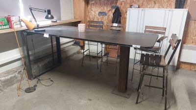 une table et des chaises dans une pièce aux murs non finis