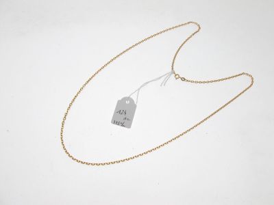 une chaîne en or avec un pendentif sur lequel est inscrit « Je suis courageux »