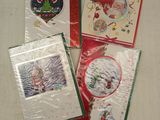 Trois cartes de Noël sont posées sur une table