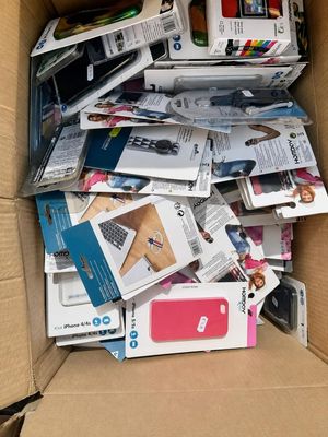 une boîte en carton remplie d'appareils électroniques et d'autres objets