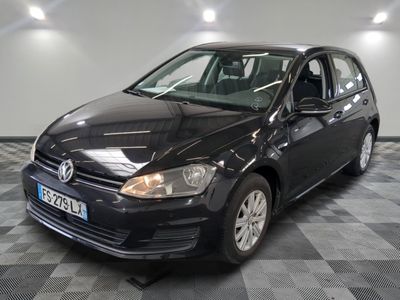 la photo d'une voiture noire garée dans un garage