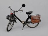 un vélo noir avec un sac marron à l'arrière