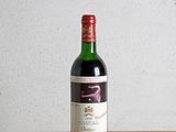 une bouteille de vin posée sur une table en bois