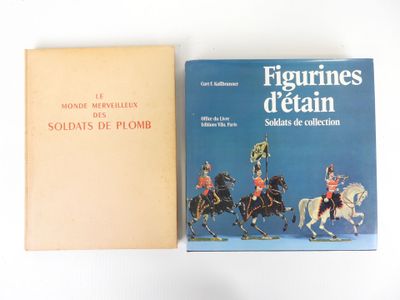 deux livres posés sur une table blanche, sur fond bleu