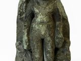 statue d'une femme tenant un enfant dans ses bras