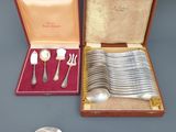 un service d'argenterie dans un coffret contenant des cuillères et des cuillères