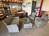 une photo d'un salon avec beaucoup de meubles