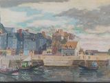 une peinture représentant une scène portuaire avec des bateaux dans l'eau