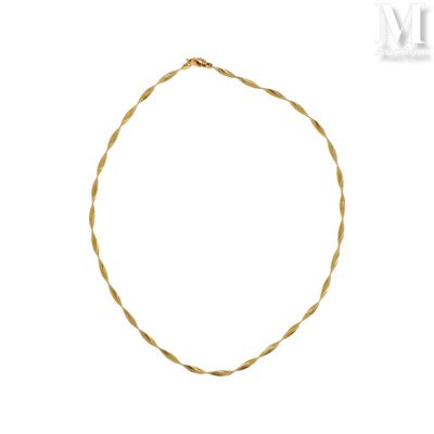 gros plan d'un collier en or sur fond blanc
