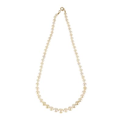 un collier de perles blanches avec un fermoir en or sur fond blanc