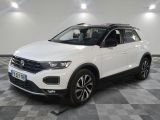 une Volkswagen T-Cross blanche garée sur un sol à damier
