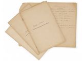 une pile de vieux papiers comportant des notes manuscrites