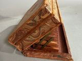 une petite boîte en bois avec un couvercle sur une surface blanche