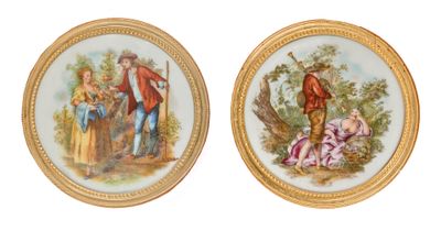 paire d'assiettes anciennes en porcelaine peintes à la main, représentant un homme et une femme