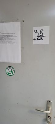 une porte métallique recouverte d'une multitude d'autocollants
