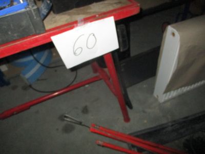 une table sur laquelle est posé un panneau indiquant « 60 »