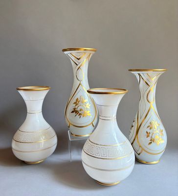 trois vases posés sur une table