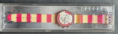 une photo d'une montre dans un étui en plastique