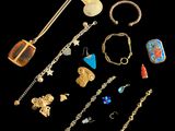 un assortiment de bijoux comprenant un collier, des boucles d'oreilles et un porte-clés