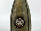 un vase vert orné d'une image de mouton