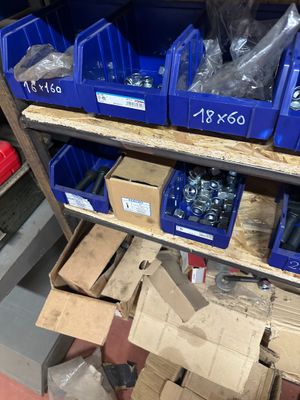 de nombreuses caisses d'outils posées sur une étagère dans un garage