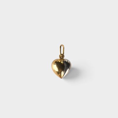 un pendentif en forme de cœur doré sur fond blanc